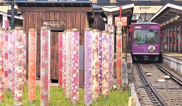 嵐山嵐電的電車停靠在和服之森鄰近車站