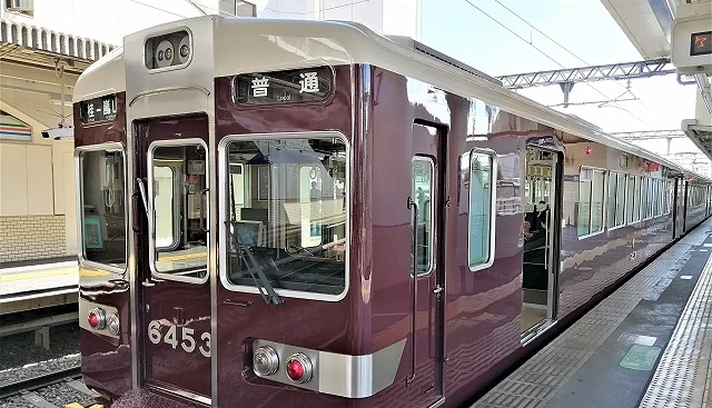 嵐山阪急電車停在車站的車輛外觀