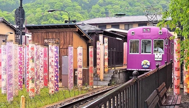 嵐山嵐電剛從車站行駛出來周邊景觀