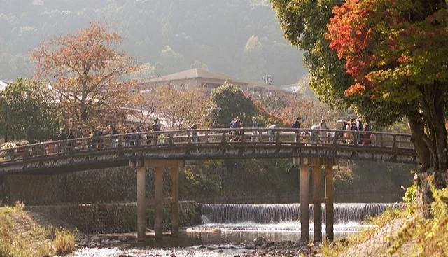 嵐山渡月橋上的秋天紅葉景觀