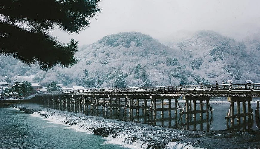 嵐山冬天渡月橋橋上雪景