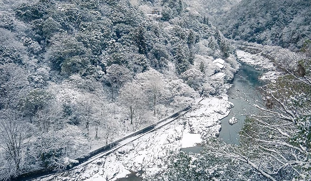從嵐山俯瞰川上雪景