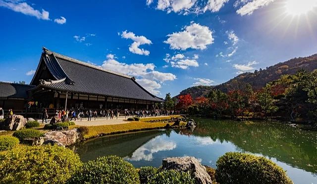 佇立在湖畔旁的嵐山天龍寺景觀