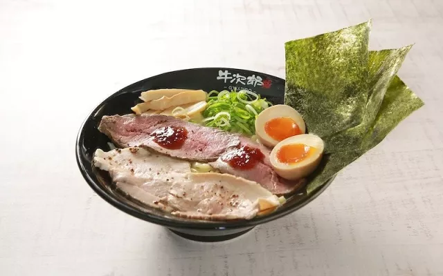 牛骨拉麵推薦「麵屋 牛次郎」：湯底濃醇、牛骨湯卡波納拉超特別！