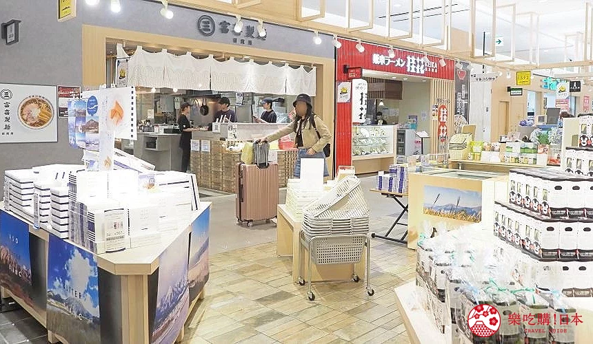 「肥後 YOKAMON 好物市場」內有各式餐廳與販賣熊本伴手禮的店家