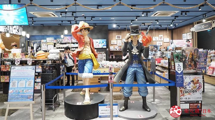 魯夫、薩波與艾斯於「ONE PIECE MUGIWARA STORE」店內迎接大家