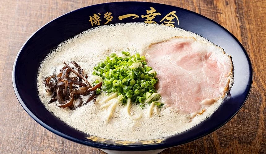 有白色泡沫的湯頭的拉麵