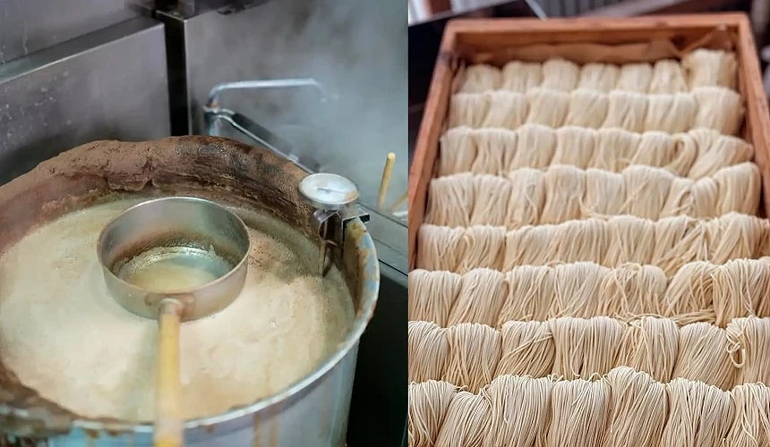 鐵鍋內滾燙的乳白湯頭與擺在旁邊的乾麵條