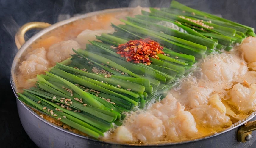 火鍋中有牛腸與韭菜