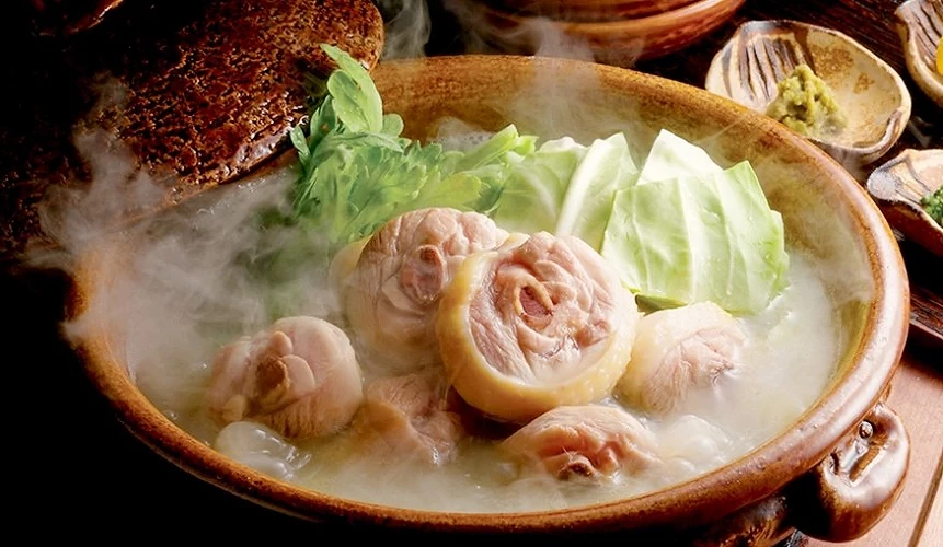 火鍋內有雞肉與蔬菜
