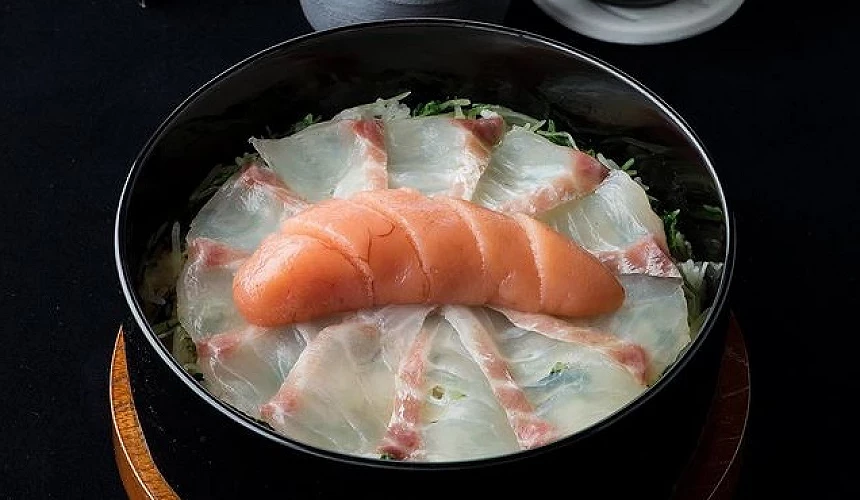 丼飯鋪上鯛魚片與明太子