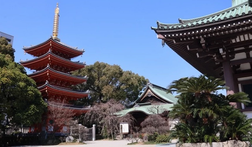 紅色的塔與寺院