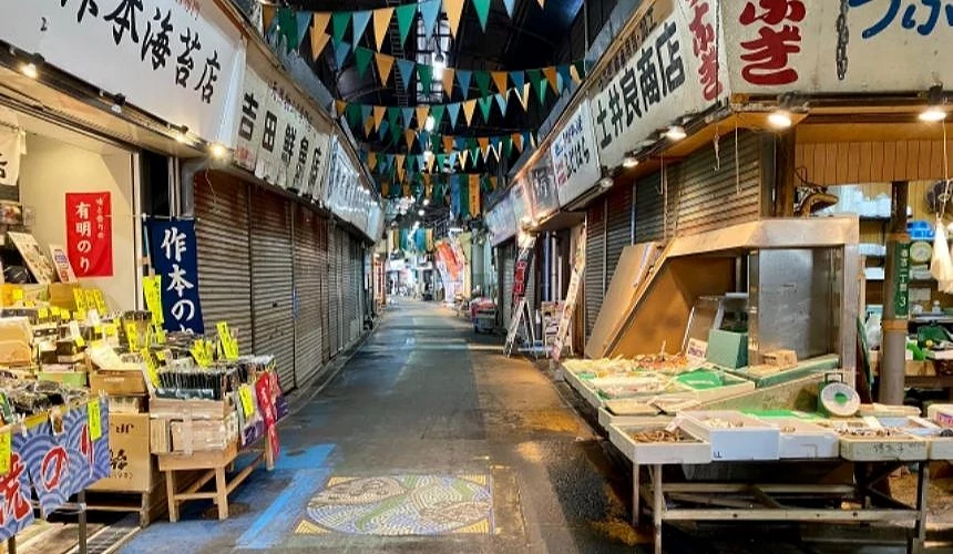 市場內的攤販與拉下的鐵門
