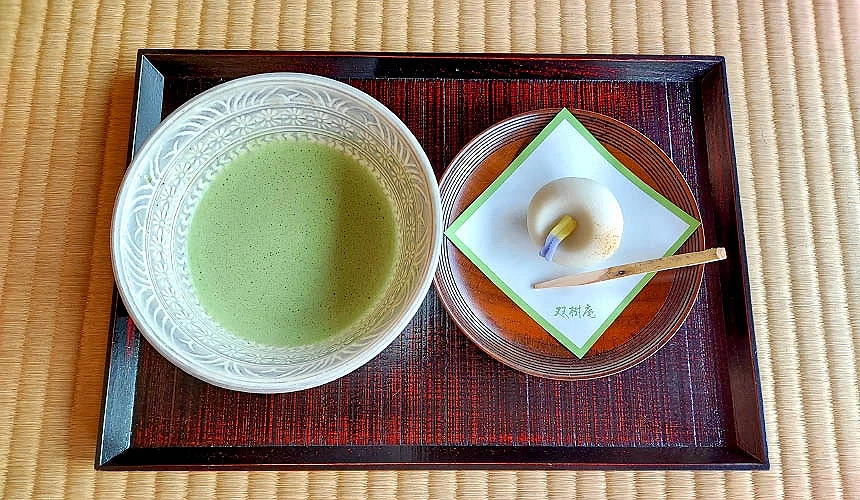 好古園茶室「雙樹庵」內享用抹茶與和菓子