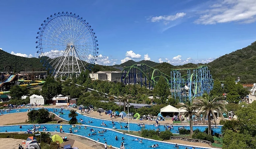 有摩天輪與滑水道等遊樂設施園區