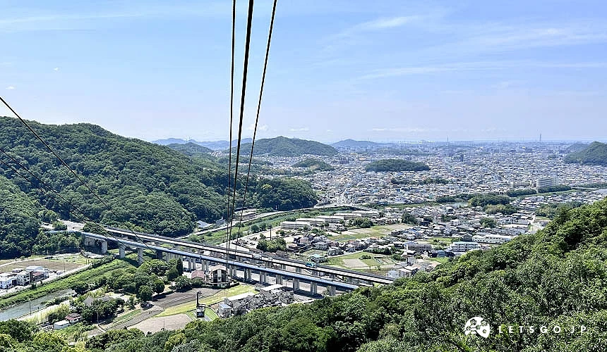 搭乘纜車時遠眺著姬路市容以及瀨戶內海景色