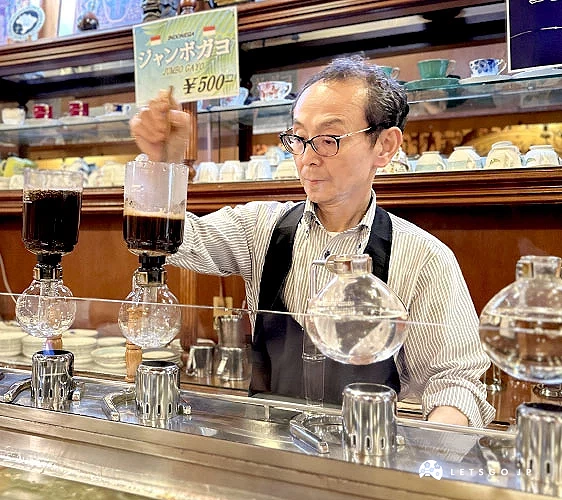 店主以虹吸式咖啡壺來沖煮咖啡