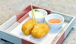 消費並出示優惠券，即贈蟹肉奶油可樂餅一份（2顆）