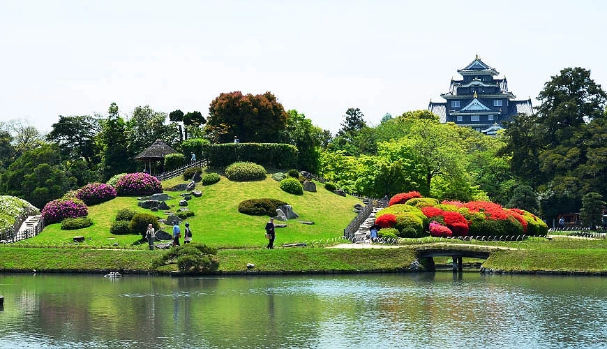 從岡山後樂園遠眺岡山城天守閣