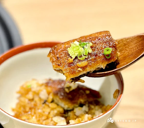 鰻魚飯第二吃,加點芥末跟蔥花等佐料攝影:Angie