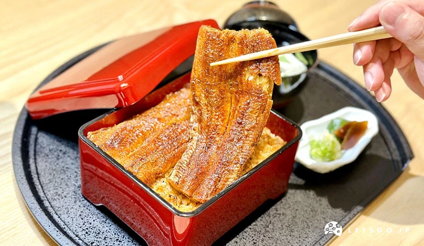 整片鋪在米飯上的鰻魚相當有份量攝影:Angie