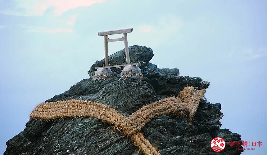 夫婦岩「男岩」