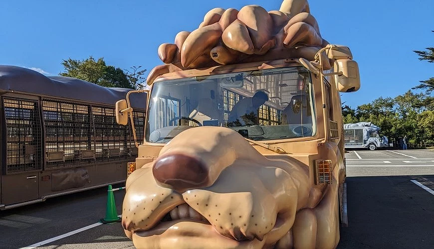 富士野生動物園內的動物造型巴士