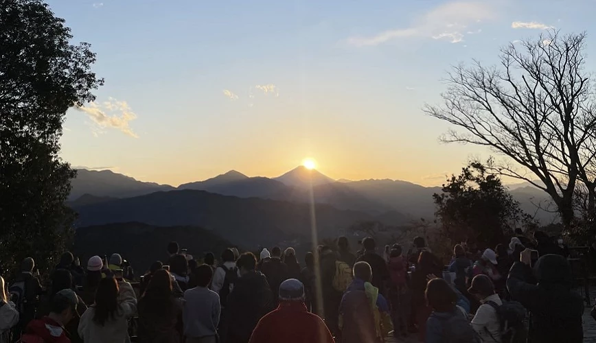 在高尾山欣賞「鑽石富士」的群眾