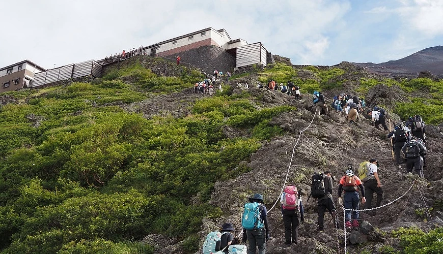 魚貫而行的登山客們