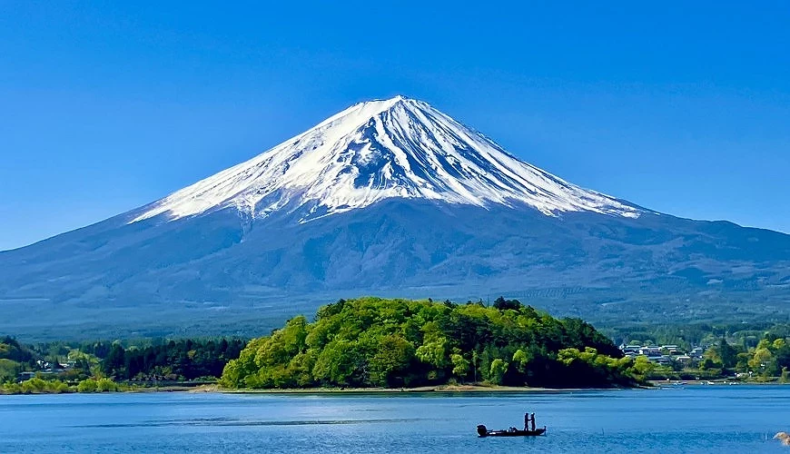 從河口湖眺望富士山
