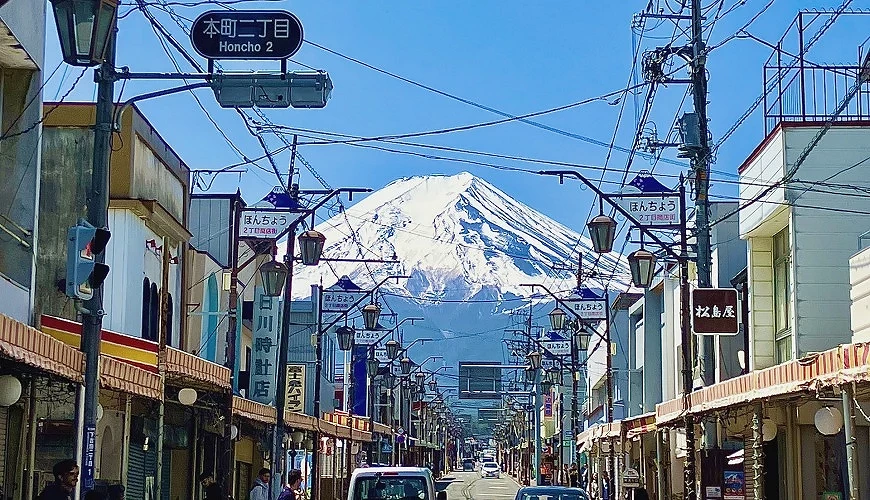 從商店街眺望的富士山