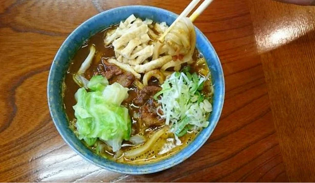 富士吉田名物吉田烏龍麵,極粗麵條搭配高麗菜與肉類配料,湯頭濃郁