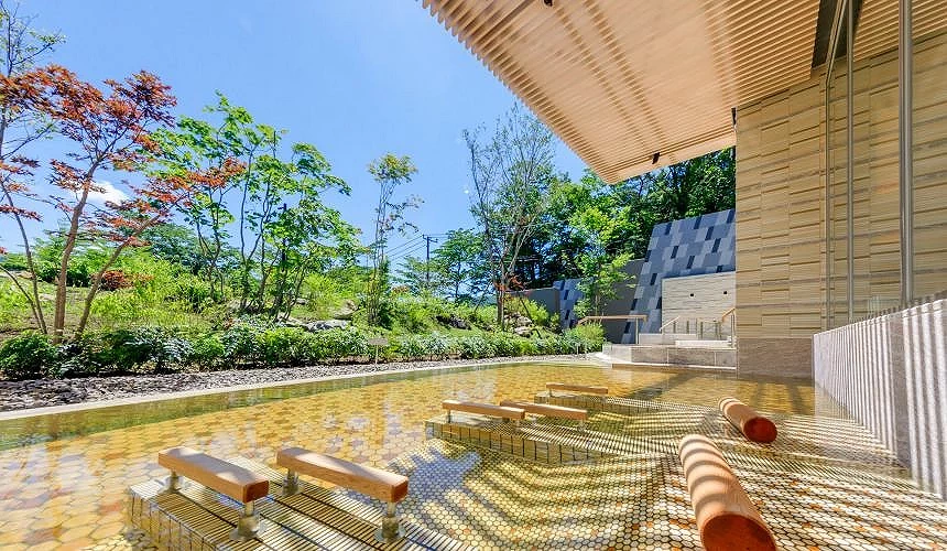 可愜意躺在「庭園景觀浴場」睡湯,欣賞庭園四季美景