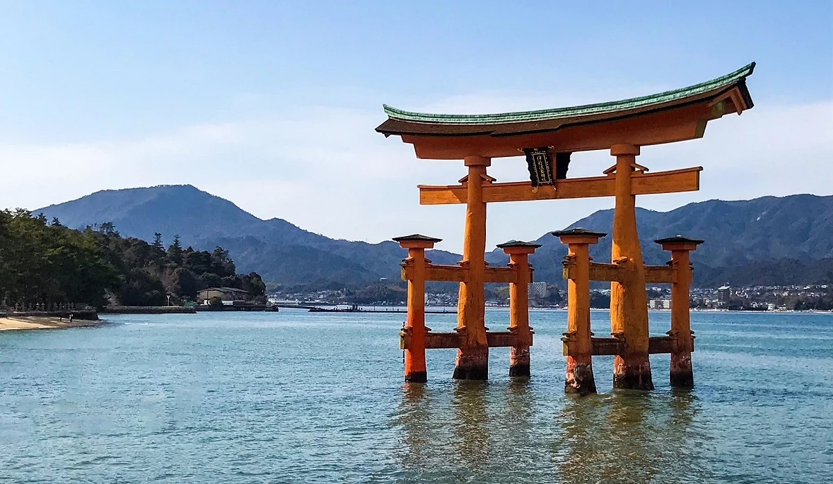 漲潮時「大鳥居」彷彿浮立於海面,畫面神秘夢幻