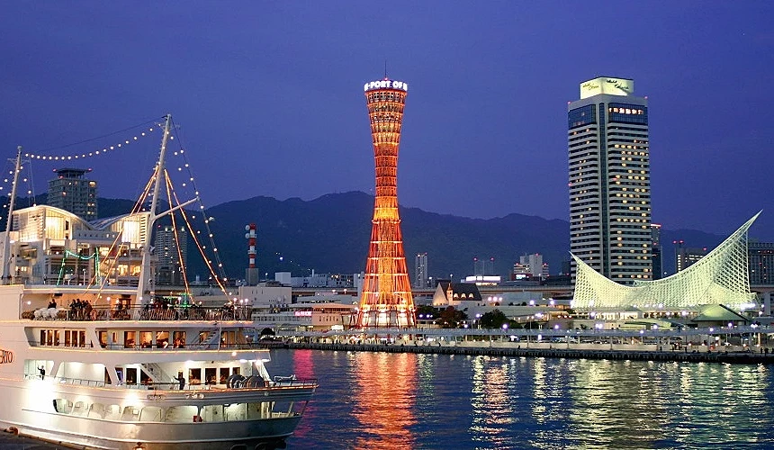 神戶港夜景,PORT OF KOBE塔與摩耶山夜色相映成輝,遊船悠緩駛過