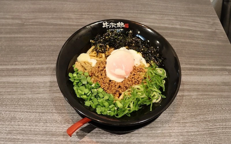 一碗鋪有溫泉蛋、肉燥、韭菜、蔥花、海苔絲的乾拌麵