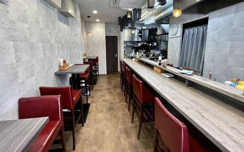 無人的店內座位區，左邊為餐桌座位，右邊為吧台座位