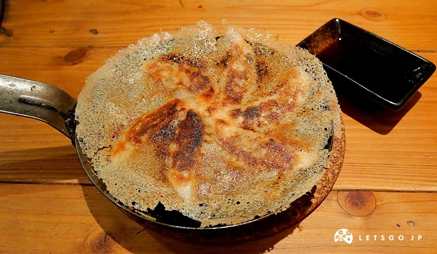 用鐵盤上桌的鐵板煎餃