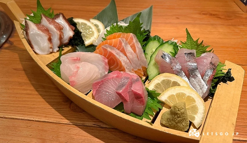 裝了五種生魚片的拼盤
