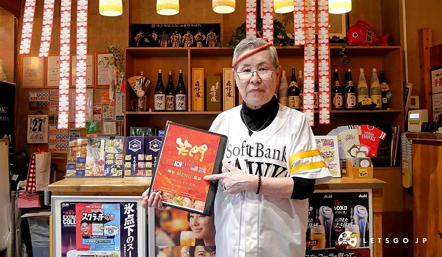 居酒屋員工拿著中文菜單