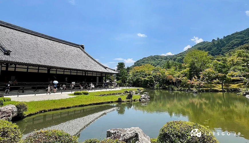 天龍寺曹源池庭園景色,池水倒映法堂建築與嵐山綠意