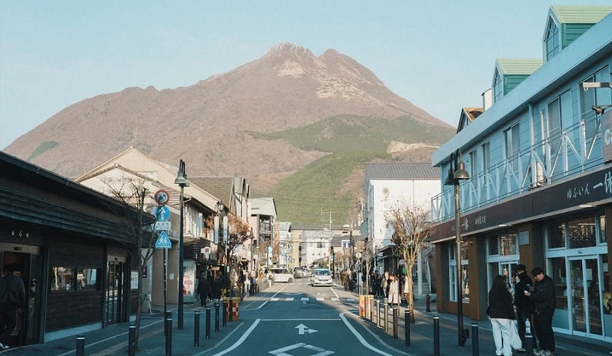 後景為山脈,中間為街道