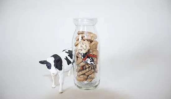 印有活潑乳牛的玻璃餅乾罐,裝滿乳香四溢的牛牛造型餅乾