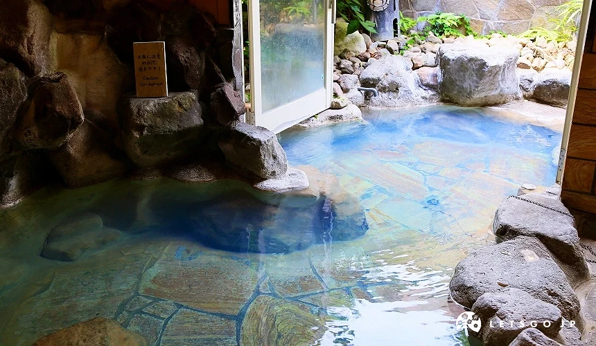 會從透明漸漸變藍色的溫泉水