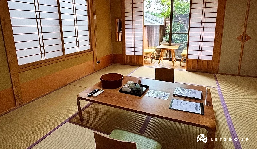 日式旅館榻榻米起居室與小庭園