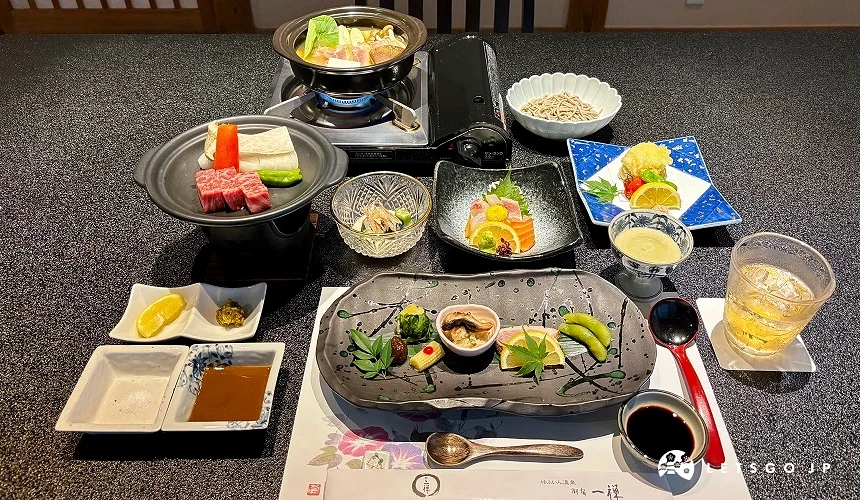 有陶板燒牛排、雞肉火鍋的日式會席晚餐