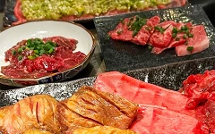 ①飲料喝到飽套餐可現折300日圓<br> ②滿5千日圓再折500日圓