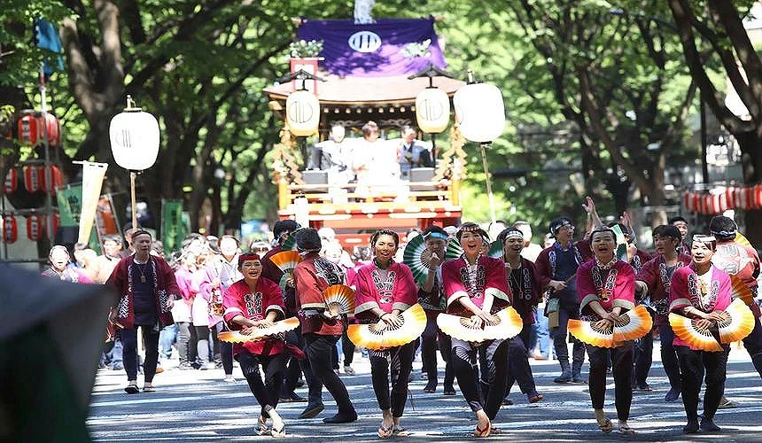 在有樹陰的路上舉辦的日本祭典