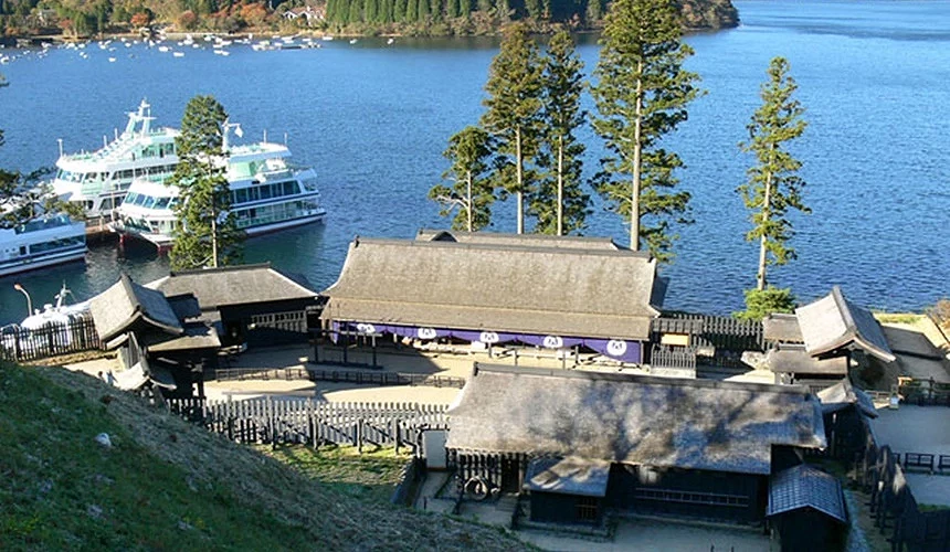 從高處俯瞰箱根關所與旁邊的海景