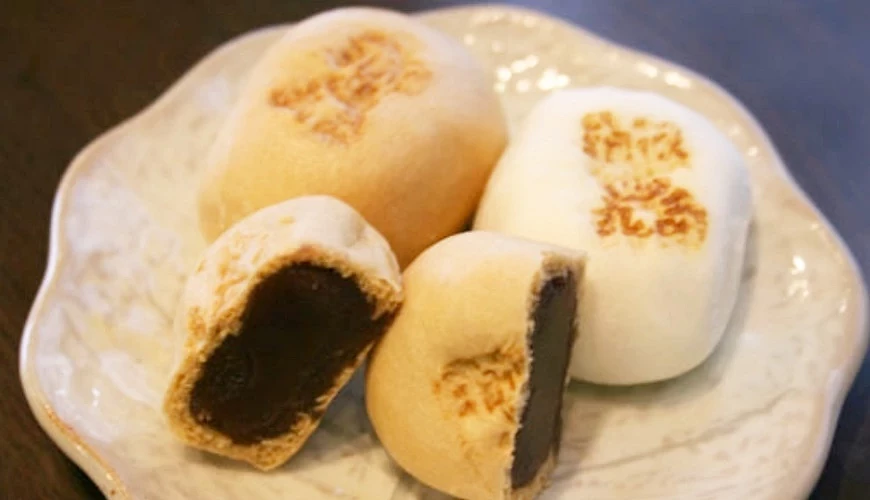 四顆丸鳩本店 箱根溫泉饅頭,其中兩顆切半